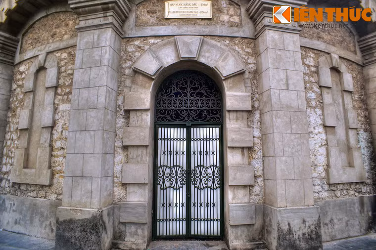 Ở tầng một, ngoài 17 cửa sổ, còn một cổng ra vào mà hai cánh cổng là hai giải pháp trang trí được sử dụng quen thuộc ở các công trình xây dựng của Pháp thời đó.