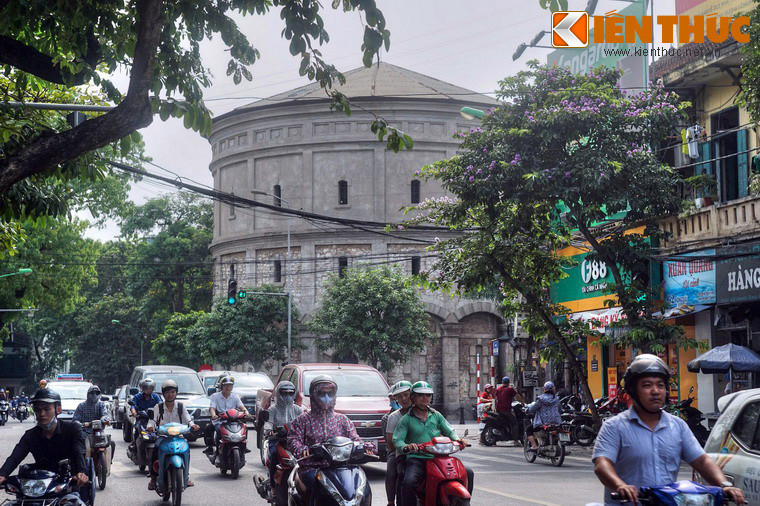 Trải qua nhiều năm chiến tranh, tháp nước Hàng Đậu hầu như không bị hư hại bởi bom đạn. Tuy nhiên, vào thập niên 1990 tháp từng nhiều lần bị đe dọa phá dỡ vì mục đích kinh doanh.