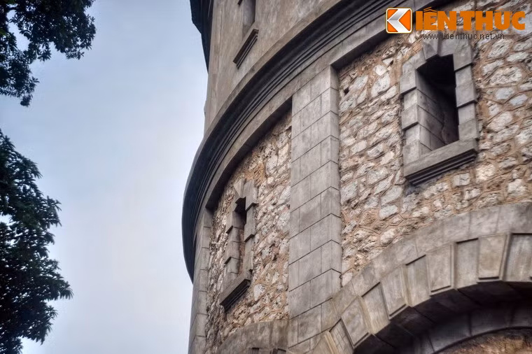 Tuy vậy, trong những thập niên đầu tiên, lợi ích mà người dân được hưởng từ tháp nước Hàng Đậu là khá hạn chế. Trước cửa đài nước Hàng Đậu, người Pháp đã đặt các van hãm để điều tiết việc cấp nước vào các khu của người Pháp và người Việt theo ý muốn.