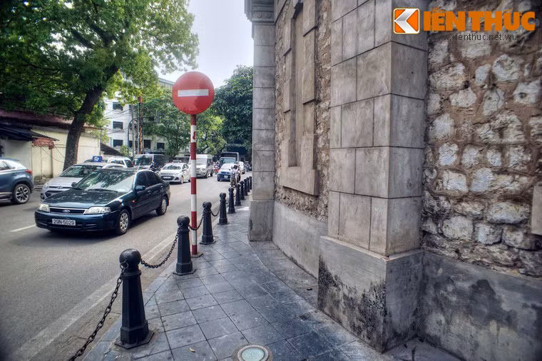 Trong nhiều năm, tháp bị "bao vây" bởi hàng chục kiôt buôn bán. Cho tới năm 2003, tháp mới được trả lại không gian thoáng đãng.