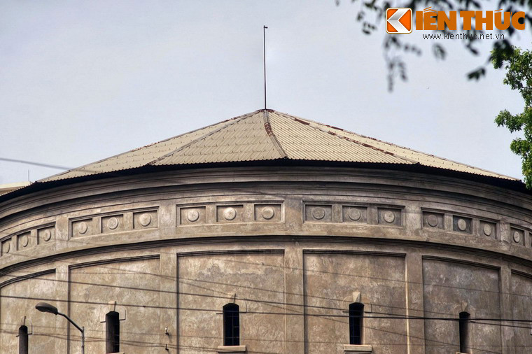 Phần trên tháp là bể nước bằng thép với tổng dung tích 2.500 m3. Nước từ nhà máy được đưa lên hai tháp để phân phối theo ống dẫn đi khắp nơi trong thành phố.