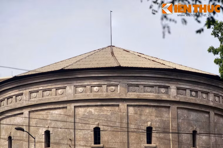 Phần trên tháp là bể nước bằng thép với tổng dung tích 2.500 m3. Nước từ nhà máy được đưa lên hai tháp để phân phối theo ống dẫn đi khắp nơi trong thành phố.