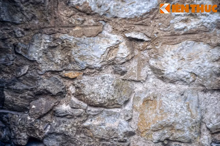 Theo một số tư liệu, đá tảng dùng để xây tháp nước Hàng Đậu chính là đá lấy từ thành cổ Hà Nội, do cô Tư Hồng thầu phá khoảng năm 1893-1894.