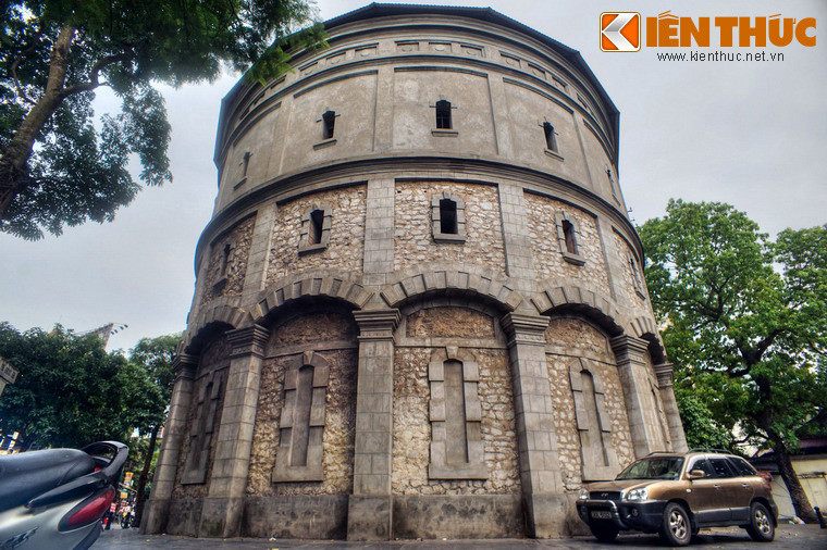 Vì phải chịu tải trọng của một khối nước có trọng lượng tương đương 1.250 tấn nên tháp Hàng Đậu được xây kiên cố như một pháo đài với những bức tường đá dày gia cố bằng hệ thống cột chịu lực bê tông cốt thép vững chãi.