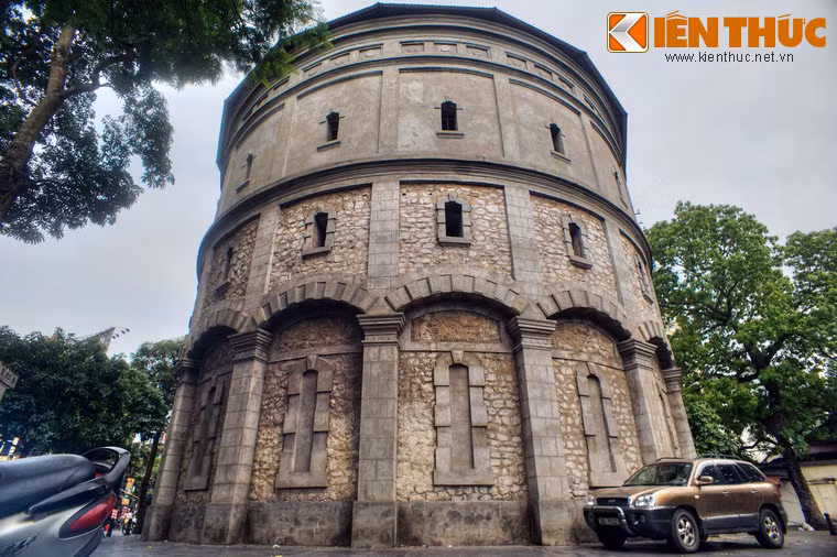 Vì phải chịu tải trọng của một khối nước có trọng lượng tương đương 1.250 tấn nên tháp Hàng Đậu được xây kiên cố như một pháo đài với những bức tường đá dày gia cố bằng hệ thống cột chịu lực bê tông cốt thép vững chãi.