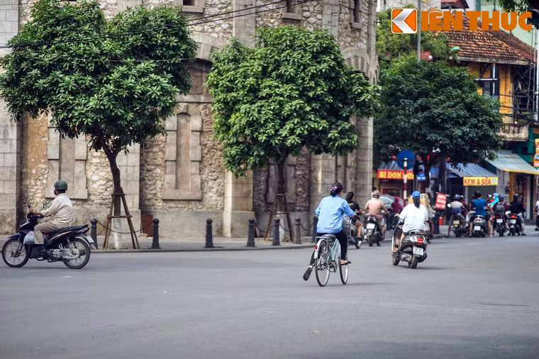 Các tháp nước này là những công trình đầu tiên ghi dấu sự thay đổi bộ mặt thành thị của Hà Nội, khi lần đầu “nước sạch” xuất hiện. Nước từ độ cao của tháp có áp lực chảy vào hệ thống đường ống dẫn, ban đầu tới những vòi nước máy công cộng, rồi dần dần vươn tới các công thự và nhà riêng.