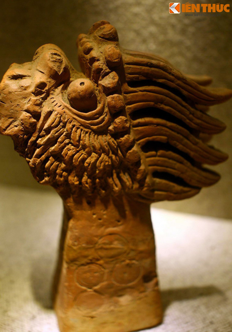 Trang trí kiến trúc hình đầu rồng bằng đất nung có từ thời Lý - Trần (thế kỷ 11-14).