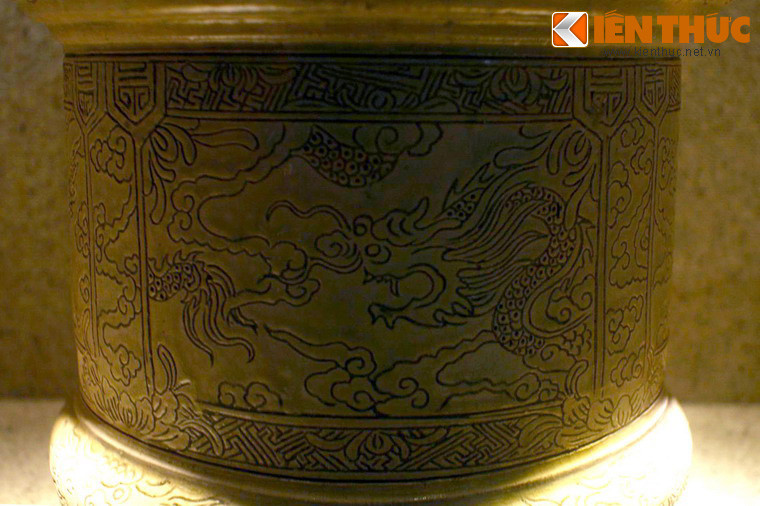 Hình rồng trên khay thờ trang trí từ linh (long, li, quy, phụng) làm bằng gốm men trắng, có từ thời nhà Nguyễn (thế kỷ 19), sản xuất tại làng gốm Bát Tràng, Hà Nội.