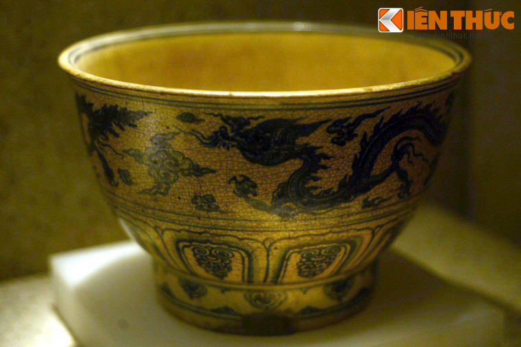 Rồng trang trí trên bát làm bằng gốm hoa lam, triều Lê sơ - Mạc, thế kỷ 15-16, được tìm thấy trong tàu đắm ở Cù Lao Chàm, Hội An, Quảng Nam.