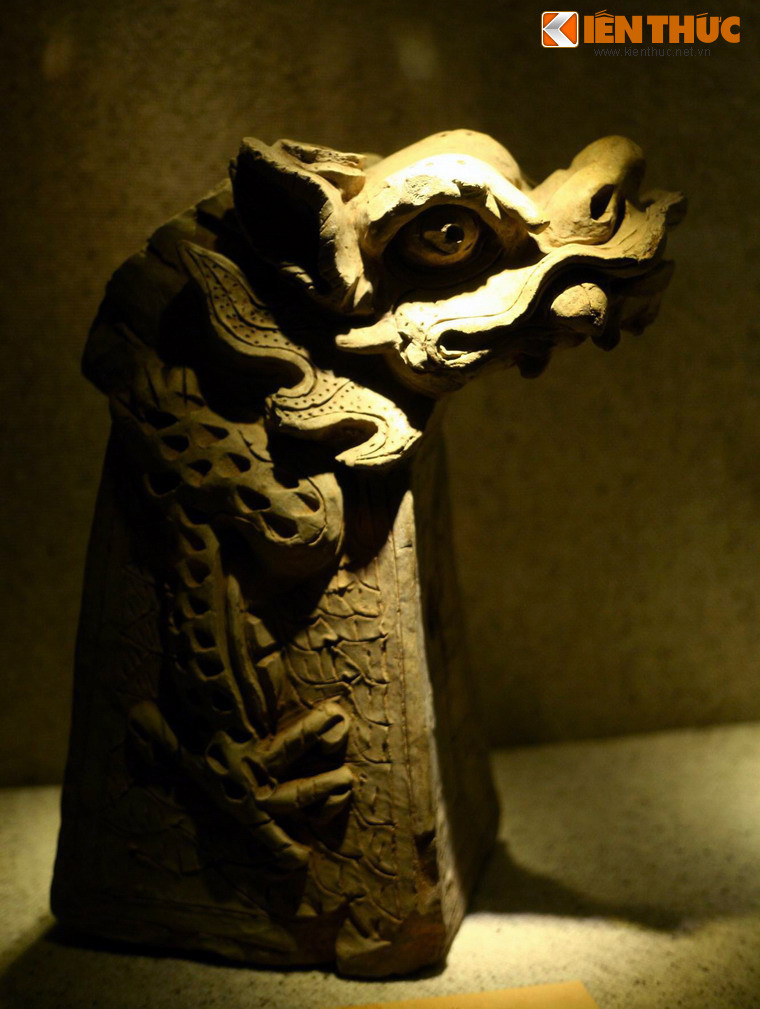 Đầu rồng trang trí trên kiến trúc làm bằng đất nung, triều Lê Trung Hưng, thế kỷ 17, khai quật ở Đại Yên, Hà Nội.