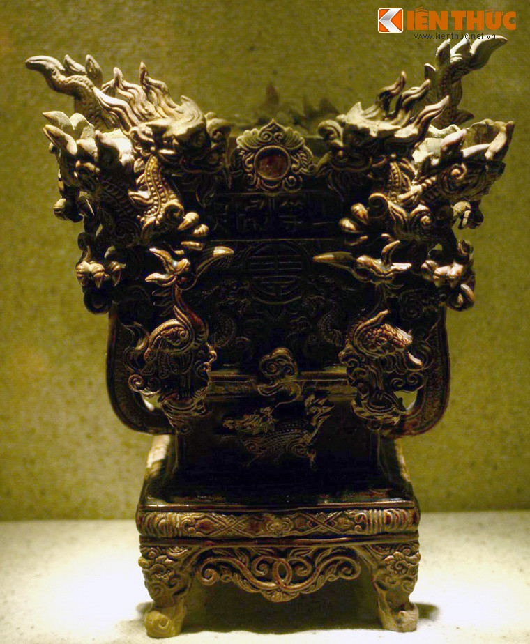 Lư hương trang trí tứ linh - trong đó hình tượng cặp rồng chầu nguyệt chiếm vị trí nổi bật - làm bằng gốm men nâu, triều Lê Trung Hưng, thế kỷ 17 - 18. Đây là sản phẩm của làng gốm Phù Lãng, Bắc Ninh.