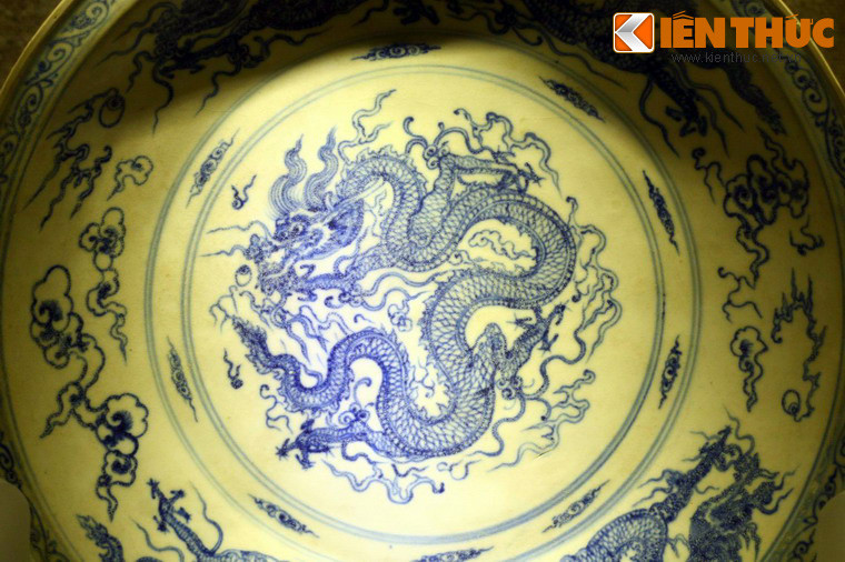 Rồng trang trí trên đĩa gốm hoa lam, triều Lê sơ, thế kỷ 15, được tìm thấy trong tàu đắm ở Cù Lao Chàm, Hội An, Quảng Nam.