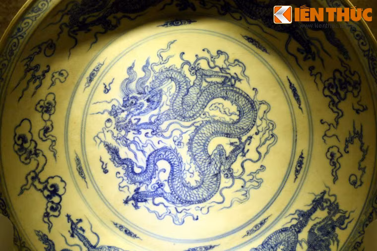 Rồng trang trí trên đĩa gốm hoa lam, triều Lê sơ, thế kỷ 15, được tìm thấy trong tàu đắm ở Cù Lao Chàm, Hội An, Quảng Nam.