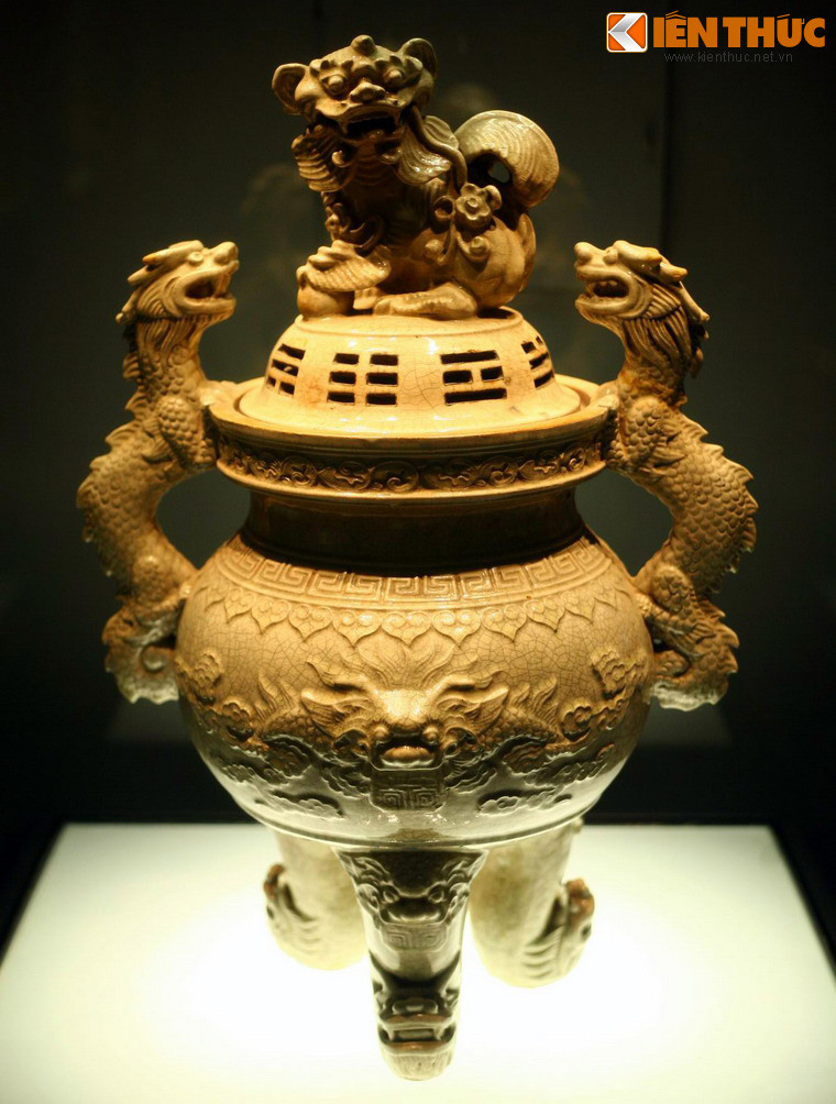 Đỉnh trang trí rồng và nghê làm bằng gốm men rạn, triều Lê Trung Hưng, niên hiệu Vĩnh Hựu năm thứ 2 (1736), sản phẩm của làng gốm Bát Tràng, Hà Nội.