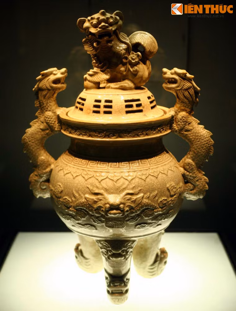 Đỉnh trang trí rồng và nghê làm bằng gốm men rạn, triều Lê Trung Hưng, niên hiệu Vĩnh Hựu năm thứ 2 (1736), sản phẩm của làng gốm Bát Tràng, Hà Nội.