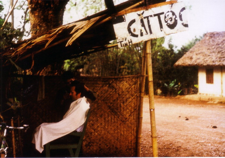 Tiệm cắt tóc vùng quê.