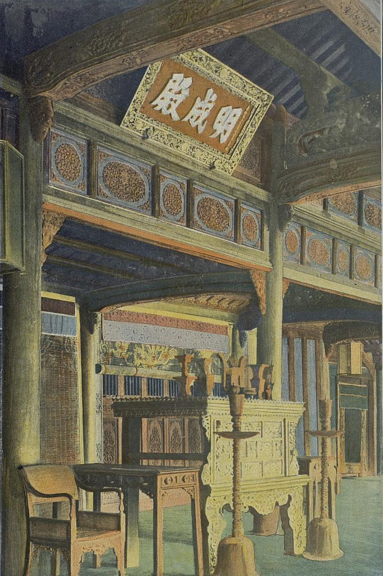 Bàn thờ phía trong lăng Gia Long, Huế.