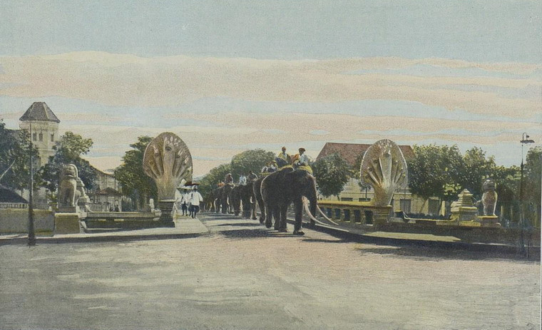 Đàn voi diễu hành qua cầu Nagas, Phnom Penh, Campuchia.