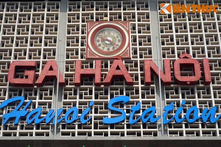 Ngày 21/12/1972, ga Hà Nội đã bị một quả bom lớn ném trúng. Ngôi nhà đại sảnh, nơi treo chiếc đồng hồ lớn của nhà ga bị đánh sập hoàn toàn.