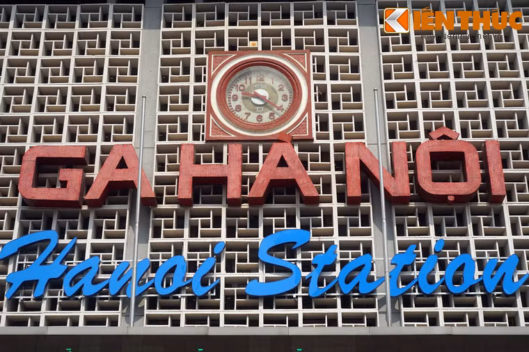 Ngày 21/12/1972, ga Hà Nội đã bị một quả bom lớn ném trúng. Ngôi nhà đại sảnh, nơi treo chiếc đồng hồ lớn của nhà ga bị đánh sập hoàn toàn.