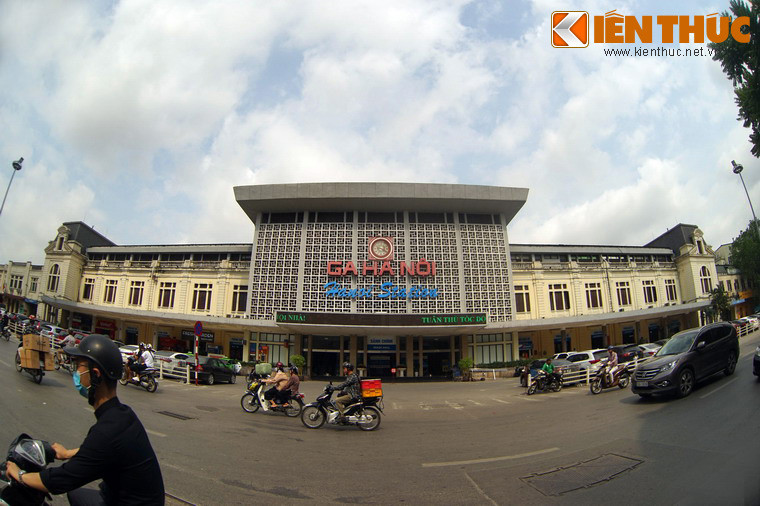 Vào cuối thế kỷ 19, mảnh đất xây nhà ga vốn là chợ bán cỏ cho ngựa thuộc thôn Tiên Mỹ, huyện Thọ Xương. Vì vậy, trong nhiều thập niên, ga Hà Nội còn được người dân gọi bằng một cái tên dân dã là ga Hàng Cỏ.