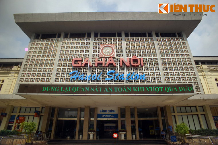 Gắn liền với lịch sử ngành đường sắt Việt Nam, ga Hà Nội là nhà ga xuất phát của con đường sắt Hà Nội - Lạng Sơn thuở ban đầu, rồi đường Hà Nội - Hải Phòng (1903), Hà Nội - Lào Cai (1905) và đến năm 1936 là đường sắt xuyên Việt (1936).