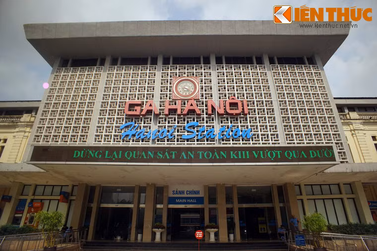 Gắn liền với lịch sử ngành đường sắt Việt Nam, ga Hà Nội là nhà ga xuất phát của con đường sắt Hà Nội - Lạng Sơn thuở ban đầu, rồi đường Hà Nội - Hải Phòng (1903), Hà Nội - Lào Cai (1905) và đến năm 1936 là đường sắt xuyên Việt (1936).