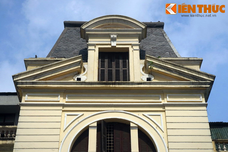 Sáng 9/10/1954, lực lượng Việt Minh tiếp quản ga Hàng Cỏ. Buổi chiều đã có ngay chuyến tàu đầu tiên với cờ đỏ sao vàng, biểu ngữ chạy xuống Văn Điển đón bộ đội, cán bộ, nhân dân vào nội thành. Ngày 10/10, thủ đô Hà Nội được giải phóng, tàu hỏa của ta từ ga Hà Nội chạy sang Gia Lâm chỉ sau 2 giờ quân Pháp rút chạy.