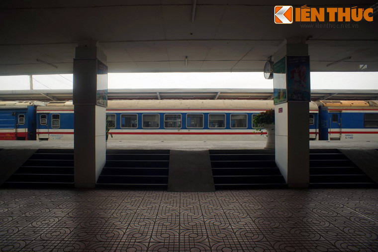 Với nhiều người dân Hà Nội, ga Hà Nội hay ga Hàng Cỏ còn là nơi ghi dấu biết bao kỷ niệm gắn với tiếng còi tàu vang vọng, tiếng những toa tàu xình xịch khi lắn bánh, cùng nước mắt và nụ cười của các buổi chia ly, đoàn tụ.