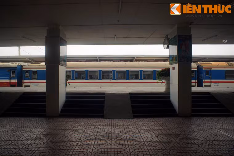 Với nhiều người dân Hà Nội, ga Hà Nội hay ga Hàng Cỏ còn là nơi ghi dấu biết bao kỷ niệm gắn với tiếng còi tàu vang vọng, tiếng những toa tàu xình xịch khi lắn bánh, cùng nước mắt và nụ cười của các buổi chia ly, đoàn tụ.