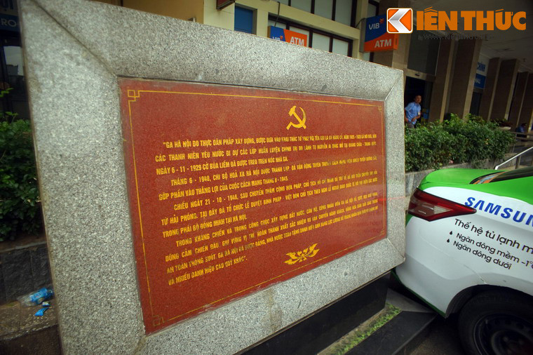 Nhiều dấu mốc của cuộc cách mạng giải phóng dân tộc Việt Nam cũng gắn với ga Hà Nội. Từ tháng 6/1940, tại Hà Nội đã thành lập chi bộ Hoa xã Hà Nội lãnh đạo công nhân Đường sắt chống lại sự áp bức, cai trị của Thực dân Pháp.