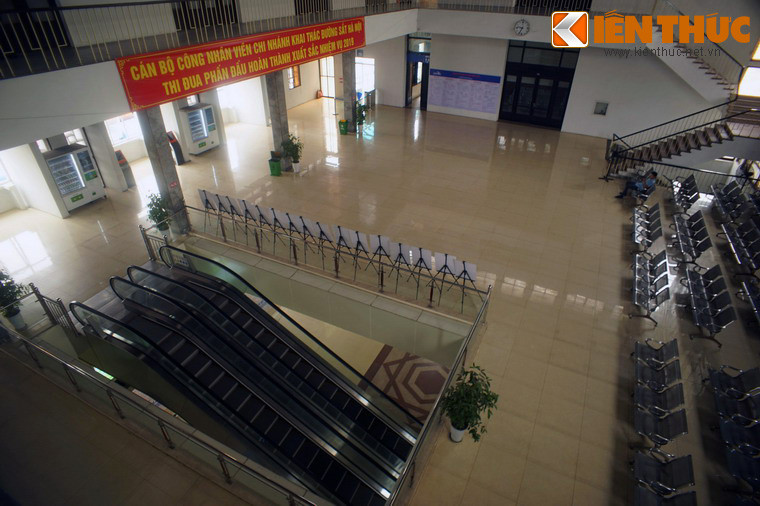 Bấp chấp sự tàn phá của đế quốc Mỹ, cán bộ nhân viên ga Hà Nội đã không quản ngại vất vả, hy sinh để bảo quản và vận chuyển hàng hoá, khôi phục nhà ga, đường tàu để đảm bảo giao thông thông suốt.