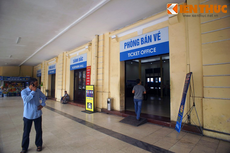 Trong suốt những năm kháng chiến chống Mỹ, ga Hàng Cỏ trở thành mục tiêu ném bom của máy bay Mỹ cùng với các cơ sở lân cận như Bệnh viện Bạch Mai, phố Khâm Thiên… Trong giai đoạn đó, nhiều đoạn đường sắt bị cắt, các chuyến tàu phải chạy vào ban đêm.