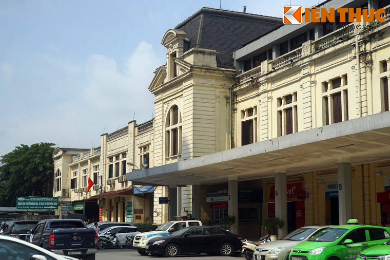 Tháng 12/1946, kháng chiến toàn quốc bùng nổ. Cùng với cả nước, tại khu Hàng Cỏ và Sở Hỏa xa Việt Nam, trung tâm đầu mối của toàn ngành đường sắt, cuộc chiến đấu đã diễn ra ác liệt, gay go ngay từ những giờ phút đầu của cuộc kháng chiến.