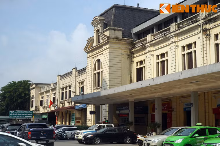 Tháng 12/1946, kháng chiến toàn quốc bùng nổ. Cùng với cả nước, tại khu Hàng Cỏ và Sở Hỏa xa Việt Nam, trung tâm đầu mối của toàn ngành đường sắt, cuộc chiến đấu đã diễn ra ác liệt, gay go ngay từ những giờ phút đầu của cuộc kháng chiến.