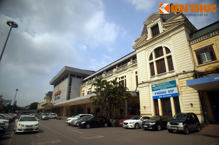 Sau khi khánh thành, ga Hà Nội là ga xe lửa có quy mô lớn nhất xứ Đông Dương. Tòa nhà chính của nhà ga dài gần 200 mét, gồm ba tầng với tầng dưới là đại sảnh, tầng hai là nơi làm việc bộ phận nghiệp vụ nhà ga và tầng ba là bộ phận hành chính.