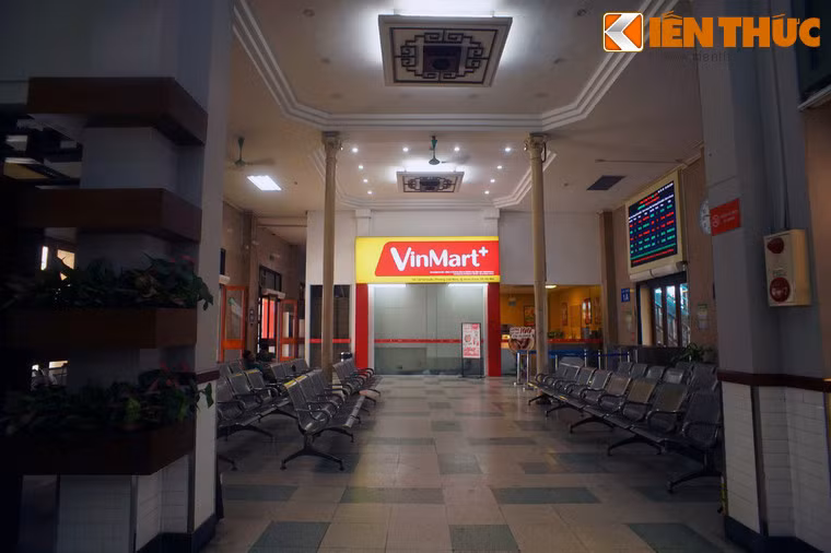 Ngày hôm nay, hành khách đến với ga Hà Nội sẽ được tiếp đón bởi hệ thống cơ sở hạ tầng hiện đại với các phòng khách văn minh, lịch sự, bảng chỉ dẫn điện tử, hệ thống internet không dây, bán vé tự động, các cửa hàng tiện ích.