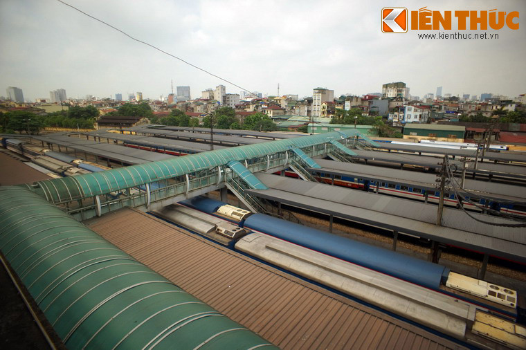 Từ nhà ga lớn nhất nước, dòng hành khách và hàng hóa được vận chuyển tới hầu khắp các vùng miền qua năm tuyến đường sắt trong nước, và sang cả nước ngoài qua tuyến đường sắt liên vận quốc tế, đáp ứng nhu cầu kinh tế - xã hội của nhân dân cả nước.