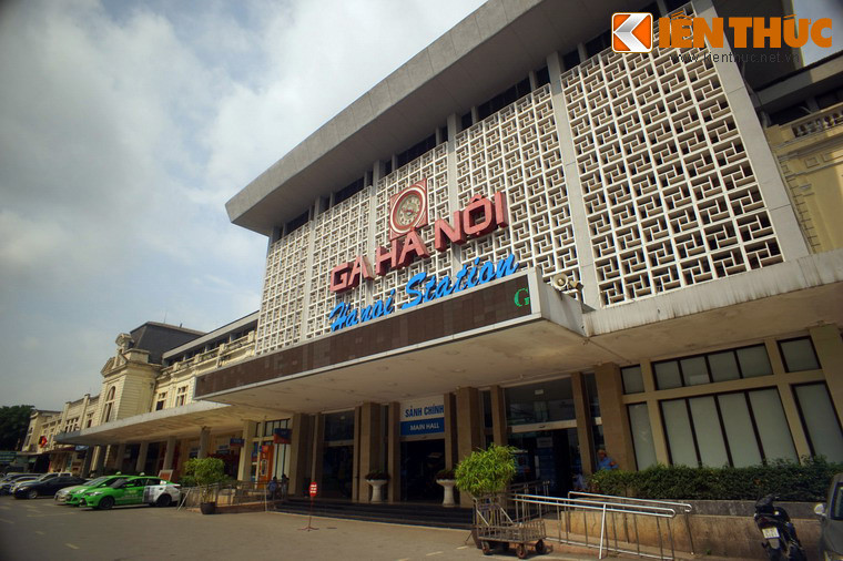 Sau khi Cách mạng Tháng 8 thành công, ga Hà Nội đã cùng cả nước tích cực phục vụ cuộc đấu tranh chống thù trong giặc ngoài, chi viện nhân dân Nam Bộ kháng chiến. Cuối năm 1945 đầu 1946, từ ga Hà Nội, ngày đêm các đoàn tàu hối hả đưa các đoàn quân Nam tiến từ các địa phương vào Nam chống quân xâm lược Pháp.