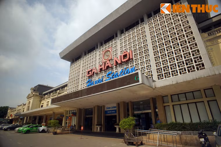 Sau khi Cách mạng Tháng 8 thành công, ga Hà Nội đã cùng cả nước tích cực phục vụ cuộc đấu tranh chống thù trong giặc ngoài, chi viện nhân dân Nam Bộ kháng chiến. Cuối năm 1945 đầu 1946, từ ga Hà Nội, ngày đêm các đoàn tàu hối hả đưa các đoàn quân Nam tiến từ các địa phương vào Nam chống quân xâm lược Pháp.