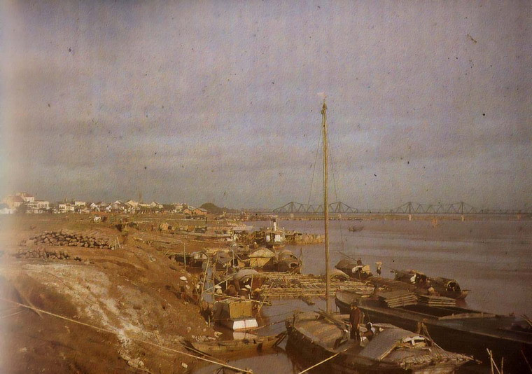 Thuyền bè trên sông Hồng, gần cầu Paul Doumer (Long Biên), Hà Nội năm 1915.