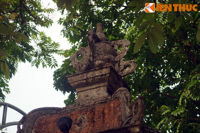 Trên đỉnh tháp trang trí bầu hồ lô, biểu tượng của phước lành trong Phật giáo và Lão giáo.