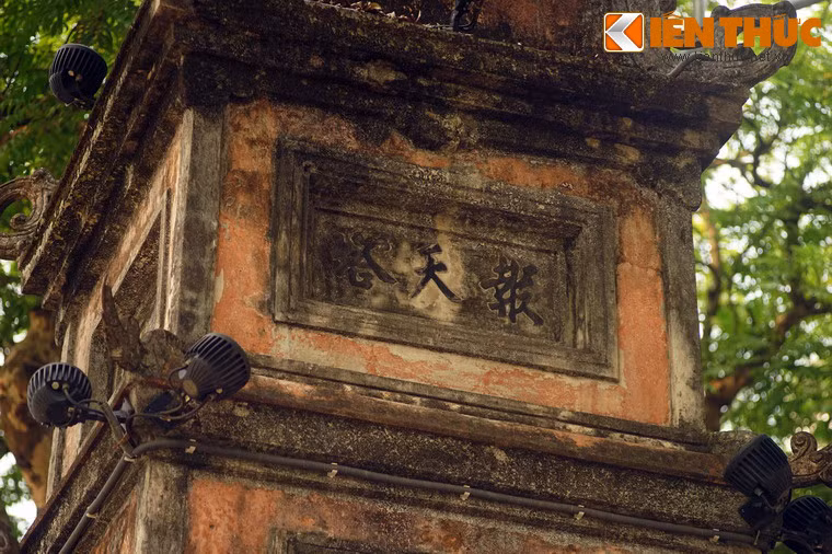 Tầng thứ ba, trên mặt Đông-Tây có ghi tên tháp là Hòa Phong nhưng mặt Bắc-Nam lại ghi "Báo Thiên tháp".