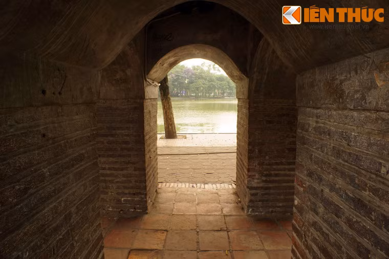 Ngày nay, tháp Hòa Phong đã trở thành một công trình mang tính biểu tượng bên bờ hồ Hoàn Kiếm.