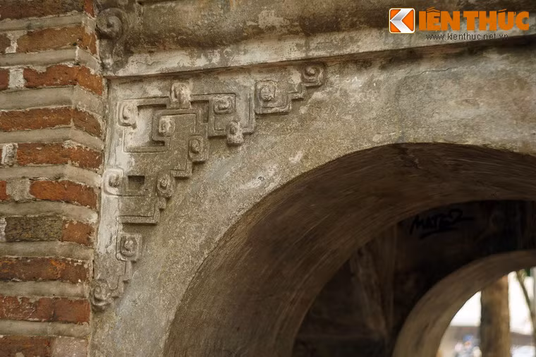 Những họa tiết trang trí của tòa tháp mang đặc trưng phương Đông, nghiêm cẩn trong từng đường nét.