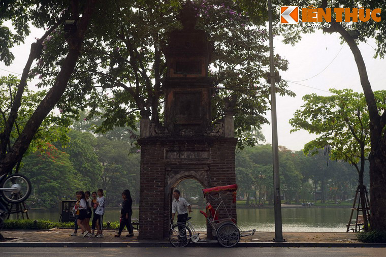 Nằm bên bờ hồ Hoàn Kiếm, đối diện tòa nhà Bưu điện Hà Nội, tháp Hòa Phong chính là dấu tích duy nhất còn sót lại của chùa Báo Ân - ngôi chùa bề thế bậc nhất Hà thành thế kỷ 19.