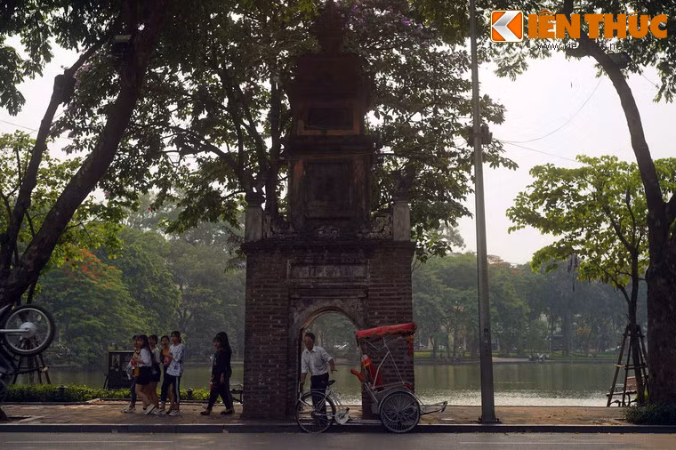 Nằm bên bờ hồ Hoàn Kiếm, đối diện tòa nhà Bưu điện Hà Nội, tháp Hòa Phong chính là dấu tích duy nhất còn sót lại của chùa Báo Ân - ngôi chùa bề thế bậc nhất Hà thành thế kỷ 19.