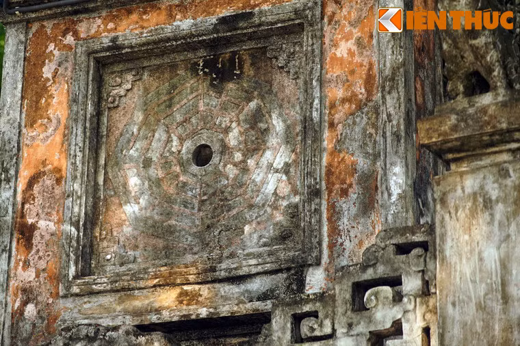 Hai ô còn lại đắp hình bát quái – một biểu tượng của đạo Lão và cũng gắn liền với thế giới quan Nho giáo.