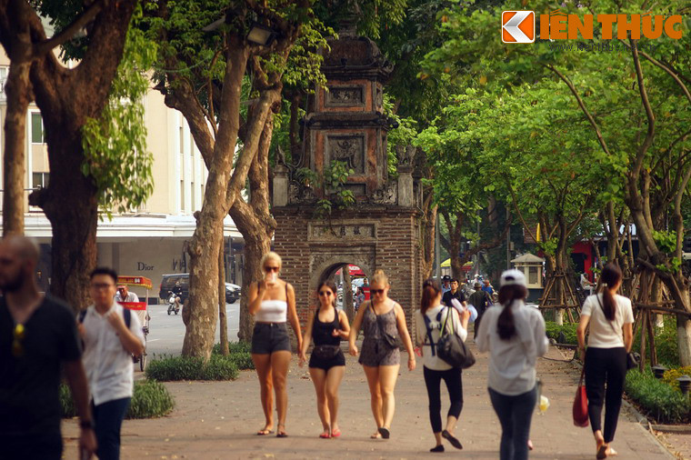 Đây cũng là địa điểm ghé thăm không thể bỏ qua của du khách phương xa khi đến với đệ nhất thắng cảnh của Thủ đô.