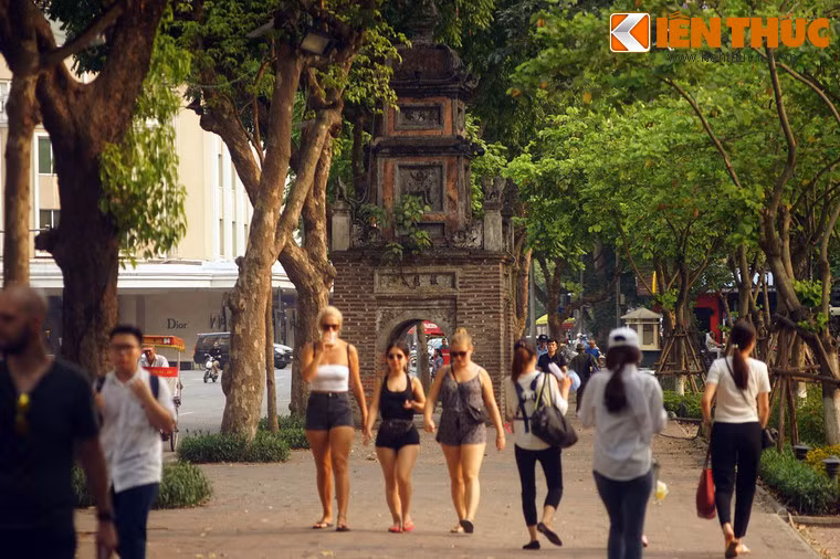 Đây cũng là địa điểm ghé thăm không thể bỏ qua của du khách phương xa khi đến với đệ nhất thắng cảnh của Thủ đô.